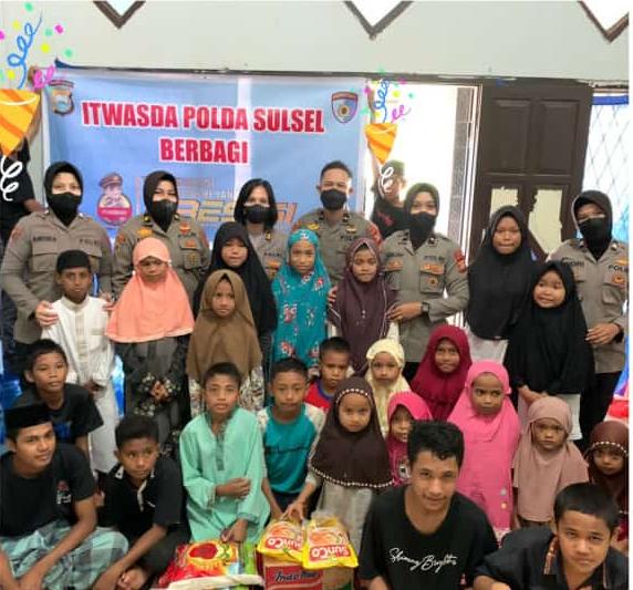 Jumat Berkah, Keluarga Besar Itwasda Polda Sulsel Bagi-bagi Sembako 